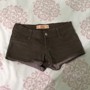 Hollister low rise olive green shorts! Size 3